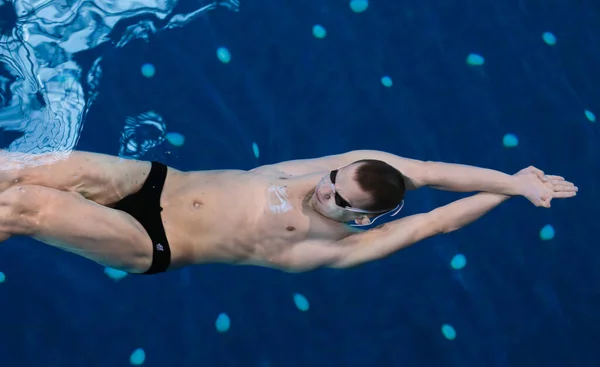 Nadador masculino en la piscina. Foto submarina. Nadador masculino . —  Fotos de Stock