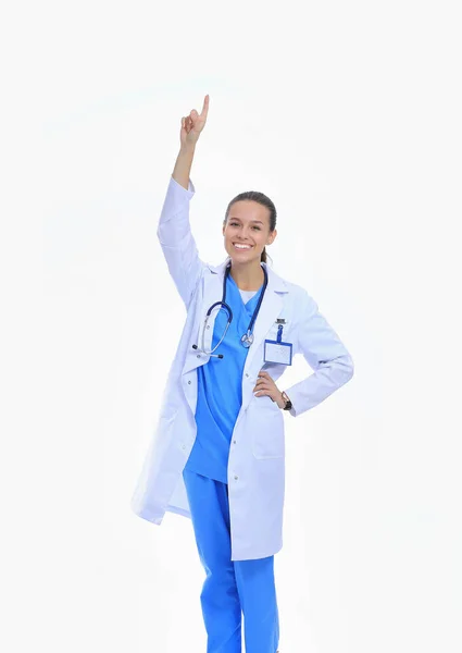 Gyönyörű fiatal nő fehér kabátban, kéz a kézben pózol. Női orvos — Stock Fotó