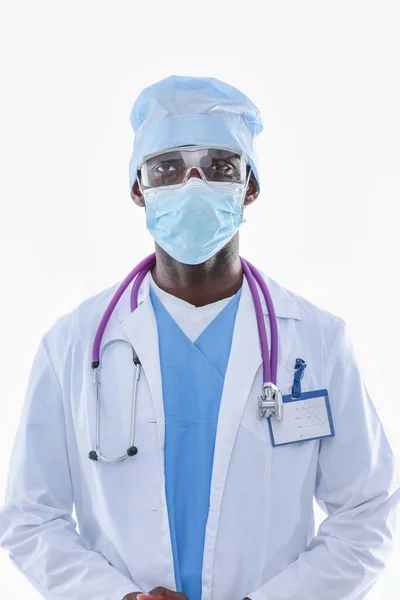 Egy maszkos és egyenruhás orvos portréja. fehér háttérrel elszigetelve. Doktor úr!. — Stock Fotó