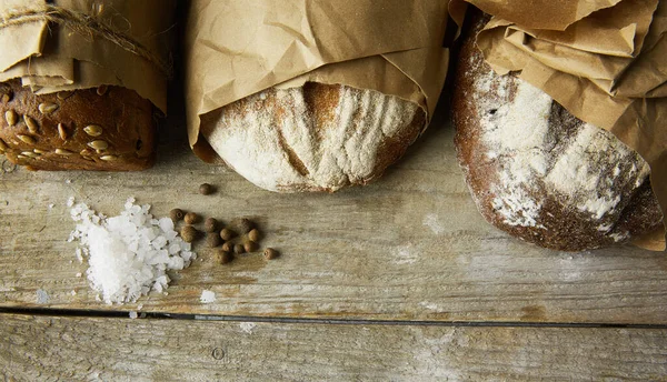 Композиция из различных хлеба, на деревянном фоне — стоковое фото