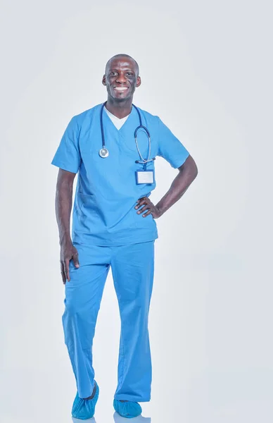 Porträtt av en läkare man stående isolerad på vit bakgrund. Doktorn. Klinik — Stockfoto