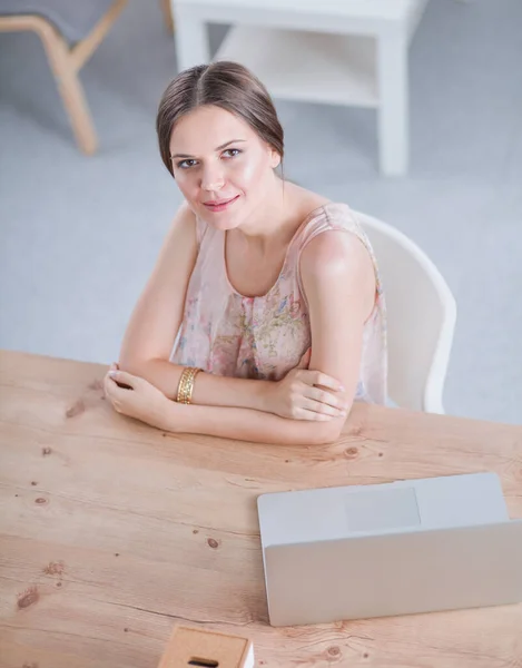 Affärskvinna slappnar av med händerna bakom huvudet och sitter på en stol. affärskvinna — Stockfoto