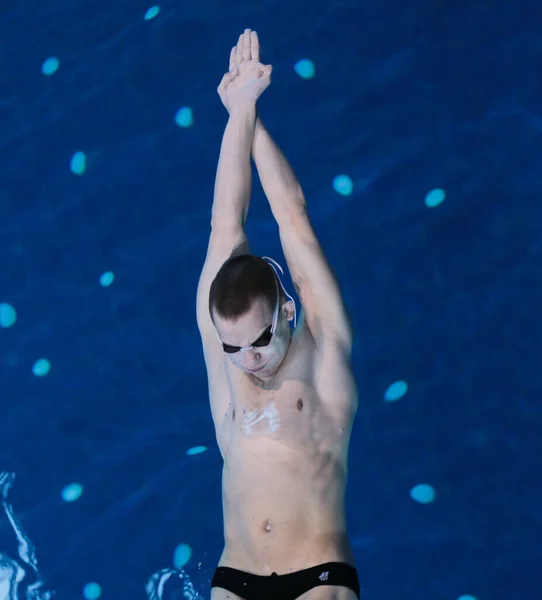 Male swimmer at the swimming pool. Underwater photo. Male swimmer. — Stock Photo, Image