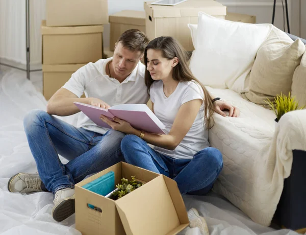 Casal bonito desempacotar caixas de papelão em sua nova casa. Vista superior . — Fotografia de Stock