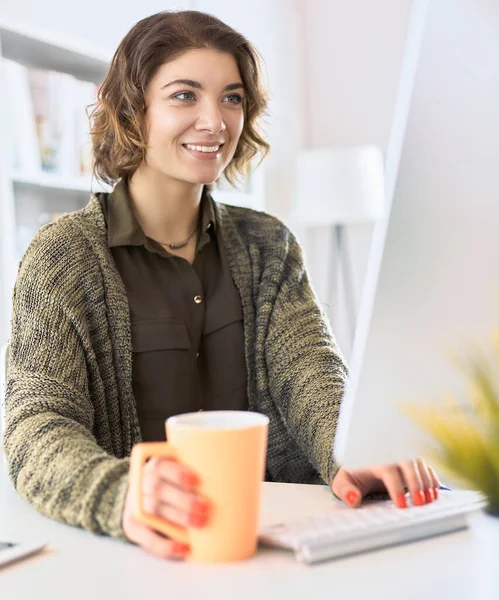 Φοιτητής που σπουδάζει και μαθαίνει online με ένα φορητό υπολογιστή σε ένα γραφείο στο σπίτι — Φωτογραφία Αρχείου