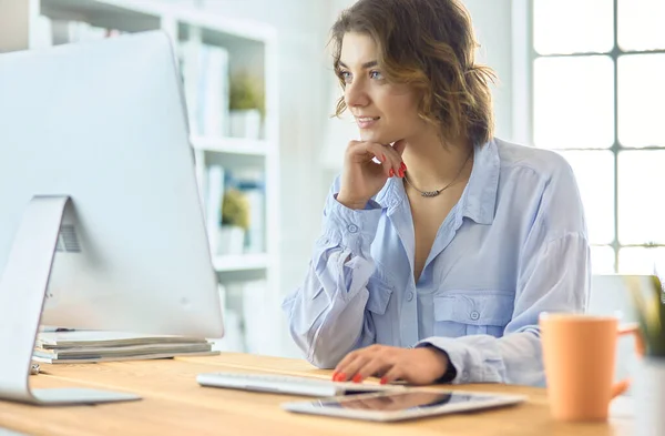 Happy woman working using multiple devices on a desk at home — Stock Photo, Image