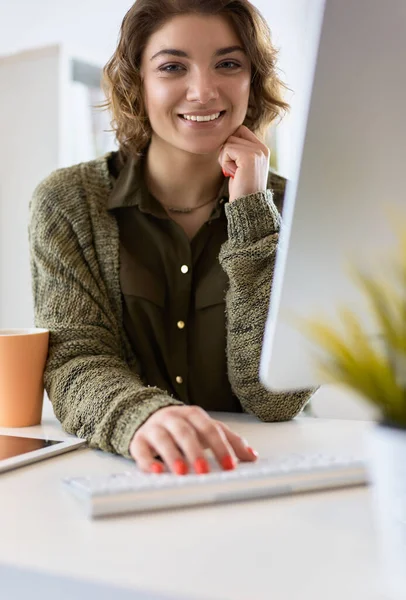 Jeune femme à la recherche dans l'affichage d'ordinateur portable regarder cours de formation — Photo