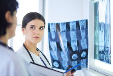 İki kadın doktor bir hastanede x-ışınları bakıyor