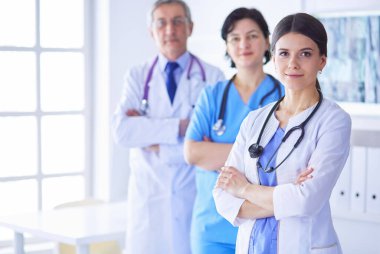 Hastane Kaza ve Acil Servis 'te duran bir grup doktor ve hemşire