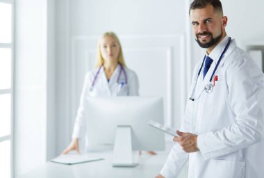 Bir grup doktor danışma odasında.