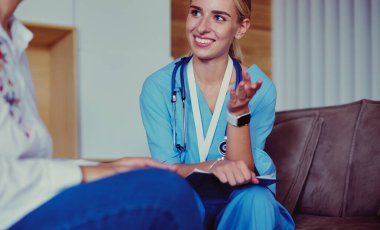 Kadın doktor elini tut gümüş kalem dolgu hasta geçmiş listesi Pano Defteri