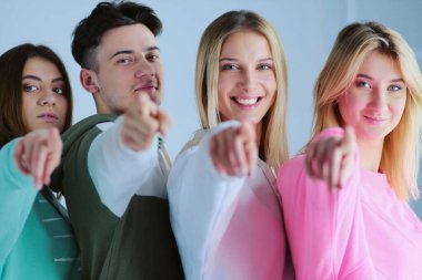 Bir grup gencin el ele tutuşması, birlik ve dayanışma