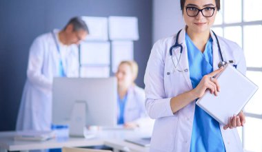 Hastane lobisinde tablet bilgisayar kullanan kadın doktor.