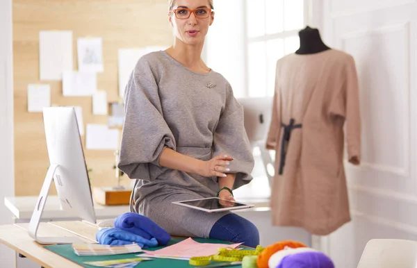 Mooie mode vrouw ontwerper staan in studio — Stockfoto