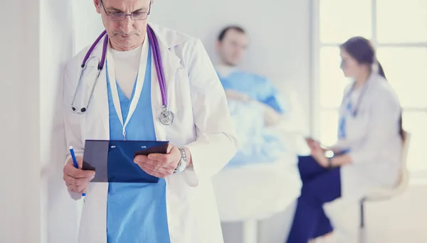 Orvos tartja mappa előtt egy beteg és egy orvos — Stock Fotó