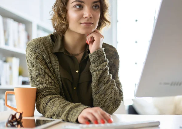 Gyönyörű mosolygós női diák segítségével online oktatási szolgáltatás — Stock Fotó