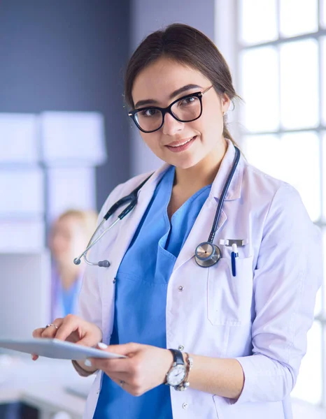 Ärztin benutzt Tablet-Computer in Krankenhauslobby — Stockfoto