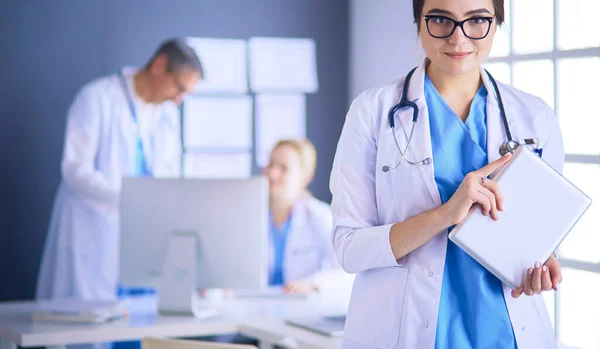 Médico femenino usando tableta en el vestíbulo del hospital —  Fotos de Stock