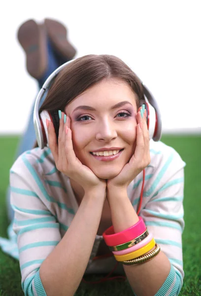 Ung kvinna lyssnar på musiken. Ung kvinna — Stockfoto