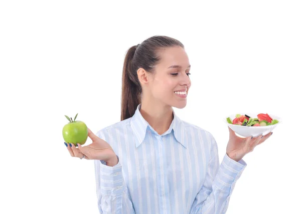 Портрет красивой женщины-врача, держащей тарелку со свежими овощами и зеленым яблоком. Женщина-врач — стоковое фото