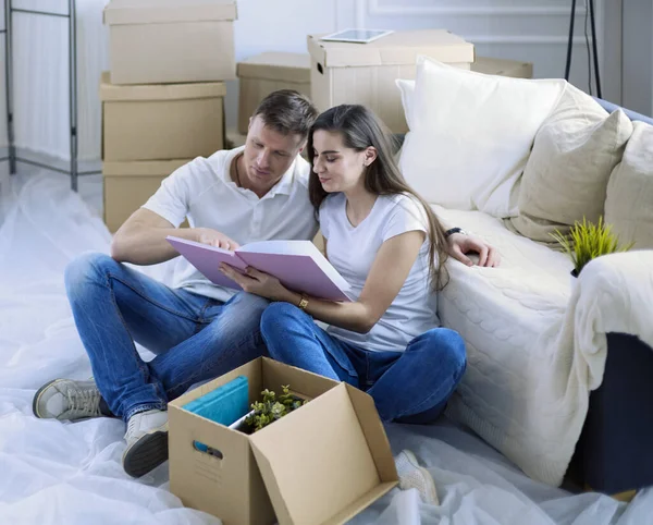 Casal bonito desempacotar caixas de papelão em sua nova casa. Vista superior . — Fotografia de Stock