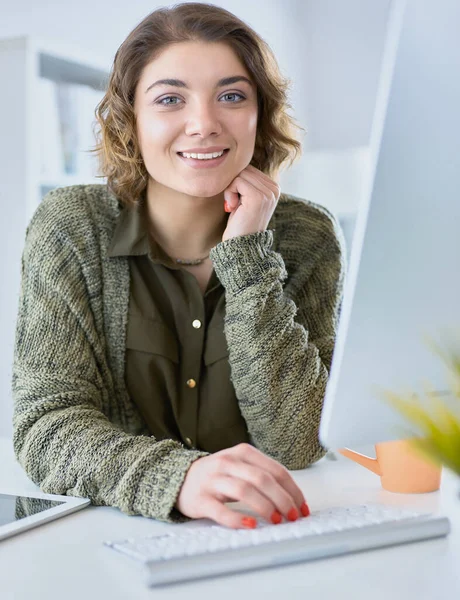 Jeune femme à la recherche dans l'affichage d'ordinateur portable regarder cours de formation — Photo