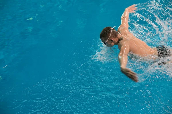 Nageur masculin à la piscine. Photo sous-marine. Nageur masculin. — Photo