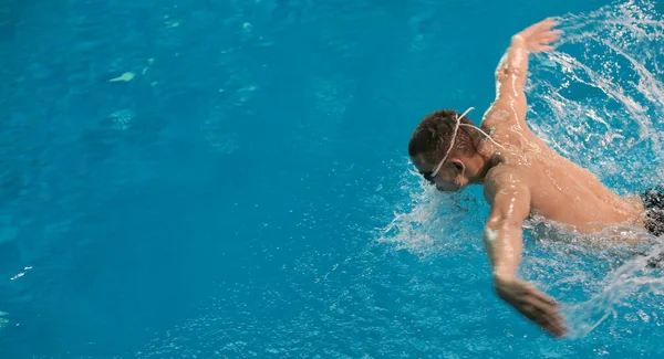 Homem nadador na piscina. Foto subaquática. Nadador masculino . — Fotografia de Stock