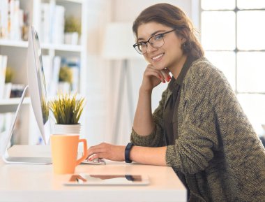 Evde tablet bilgisayar kullanan genç bir kadın ya da öğrenci
