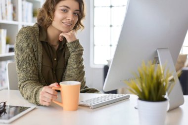 Öğrenci evdeki bir masada dizüstü bilgisayarla çalışıyor ve öğreniyor.