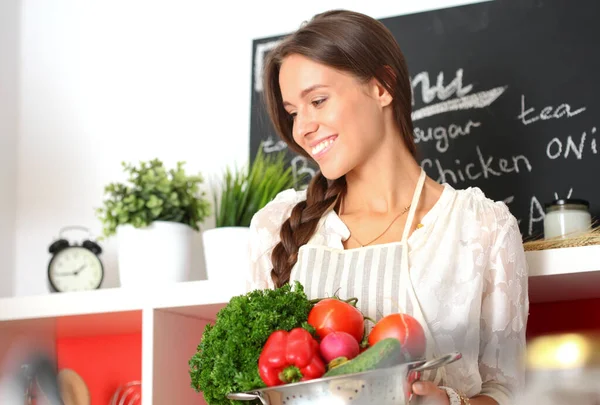 Jovem cozinhando na cozinha. Jovem mulher — Fotografia de Stock