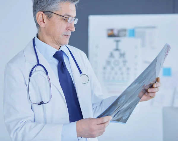 Mužský lékař píše poznámky do schránky v nemocnici — Stock fotografie