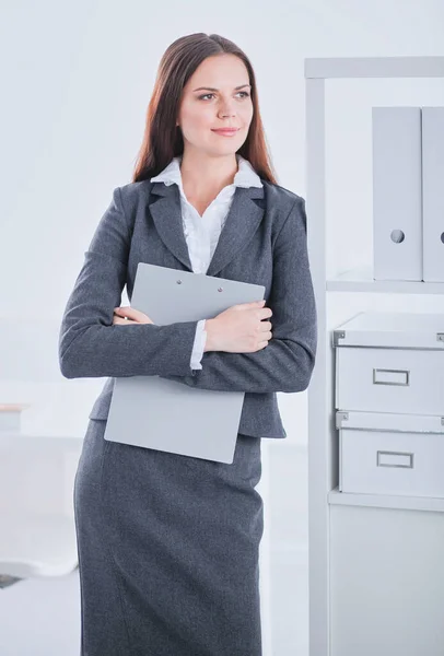 オフィスで腕を組んで立っているビジネス女性の肖像画. — ストック写真