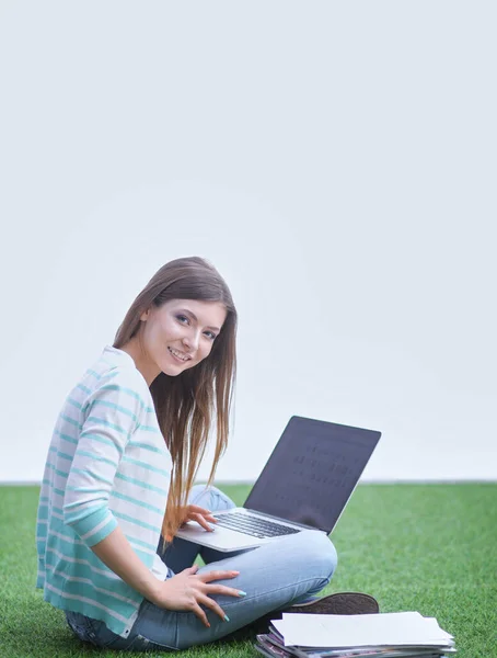 Młoda kobieta z laptopem siedząca na zielonej trawie. Portret młoda kobieta — Zdjęcie stockowe