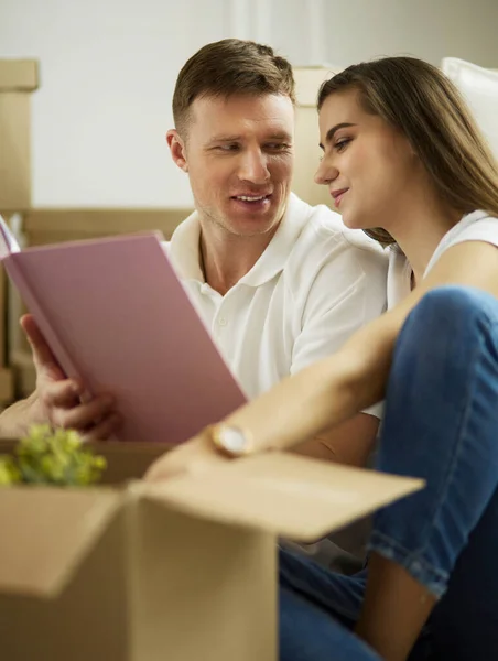 Nettes Paar beim Auspacken von Kartons im neuen Zuhause — Stockfoto