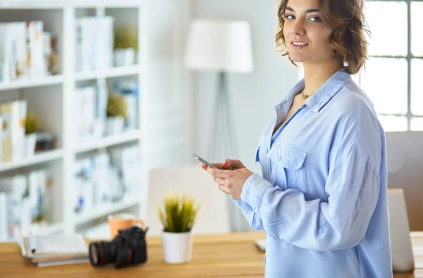 Portret atrakcyjnej profesjonalnej fotografki i korzystanie ze smartfona — Zdjęcie stockowe