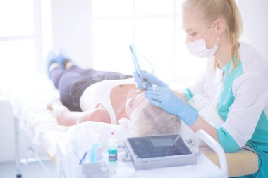 Kaşlar için kalıcı makyaj. Güzellik salonunda kalın kaşlı güzel bir kadın.