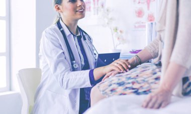 Doktor ve hasta masada otururken bir şey tartışıyorlar. İlaç ve sağlık hizmetleri kavramı