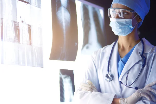 Image de femme séduisante médecin regardant les résultats des rayons X. — Photo