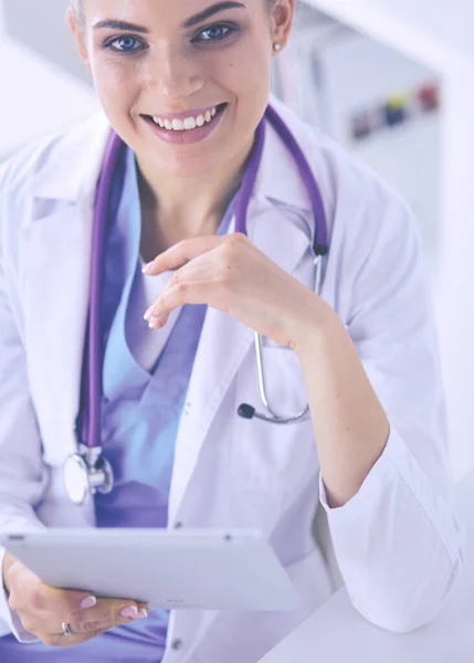 손에 청진기와 태블릿을 들고 있는 친절 한 여의사의 모습. — 스톡 사진
