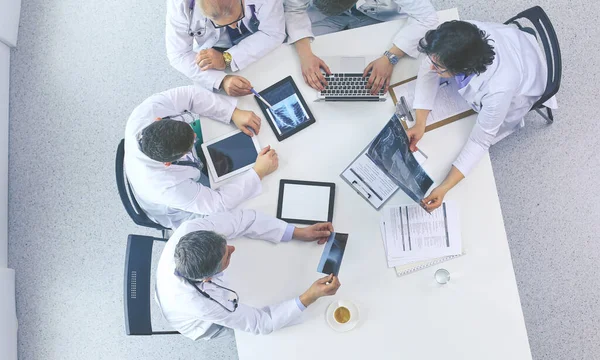 Equipo médico sentado y discutiendo en la mesa, vista superior —  Fotos de Stock