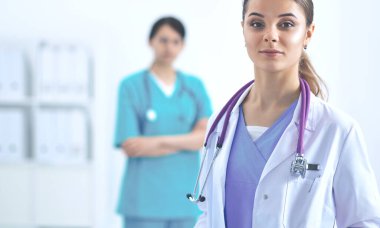 Tıp grubunun önünde çekici bir kadın doktor.