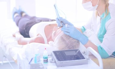 Kaşlar için kalıcı makyaj. Güzellik salonunda kalın kaşlı güzel bir kadın.