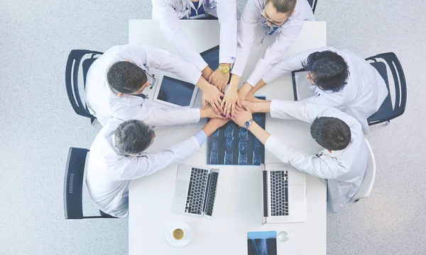 Medizinisches Team sitzt und diskutiert am Tisch, Draufsicht — Stockfoto