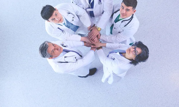 Медична команда сидить і обговорює за столом, вид зверху — стокове фото