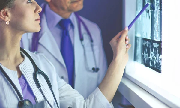 Orvosok csoportja vizsgálja röntgen egy klinikán, gondolkodás a diagnózis — Stock Fotó