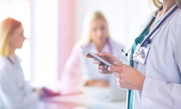 Portrait d'une jeune femme médecin, aipads à la main, dans un cabinet médical — Photo