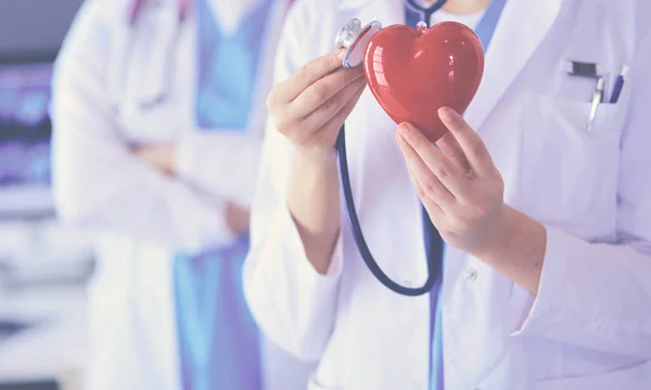 Pouls recadré de deux jeunes médecins femelle avec stéthoscope tenant le cœur. — Photo