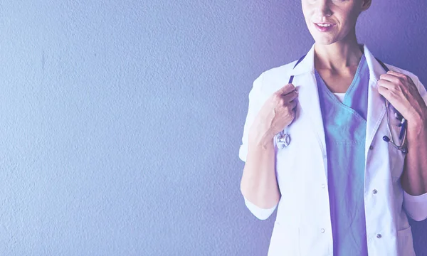 Porträt einer jungen Ärztin mit weißem Mantel im Krankenhaus. — Stockfoto