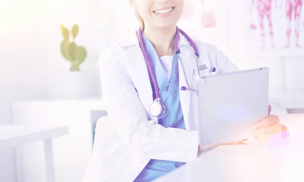 Портрет доброзичливої жінки-лікаря зі стетоскопом і планшетом в руках . — стокове фото